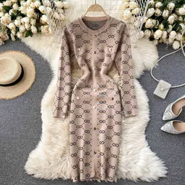 Günlük Elbiseler tasarımcı Örme Kazak Elbise Kadın Sonbahar Kış Yeni Moda Retro Yuvarlak Boyun Jakarlı Sıkı Paket Kalça Vestidos 8KRZ
