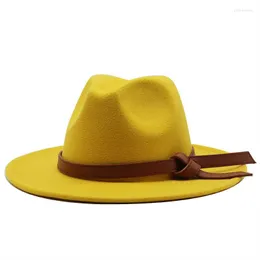 Basker fedora kvinnor hatt brittisk modestil vit kvinna elegant bälte huvudbonad joker bred grim 7cm