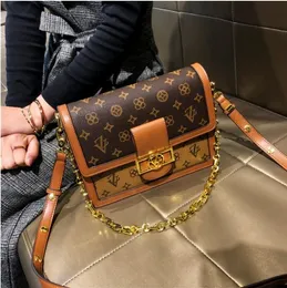 2022 Yeni Geldi Louise Bag Dauphine Woc Omuz Çantası Vintage Cowhide Tasarım Crossbody Paketi Deri Deri Akşam Çantaları Sokak Tarzı Kilit Hasp Zarf Çantaları