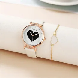 Relojes de pulsera S Moda para mujer Reloj de cuarzo Aleación Diseño de corazón Relojes de cuero a la moda con pulseras de forma