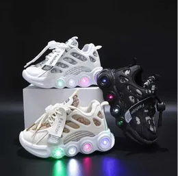 Sneakers Nowe dzieci swobodne buty dla chłopców dziewczęta trampki Spring Dzieci sportowe buty Luminous Nowe dziecięce siatka oddychająca miękka rozmiar biegania 2 T220930