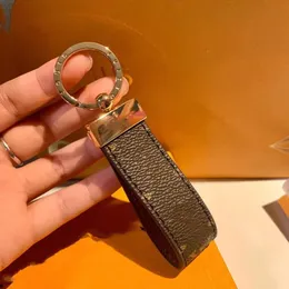 Topp 2022 Tillbehör Partihandel Luxury Key Buckle Lovers Car Keychain Handmased Designer äkta lädermän Kvinnor Väskor hänge