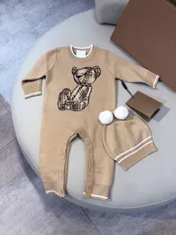 Lyxdesigner Rompers nyfödda kläder 2022 Autumn Winter Warm Wool Sticked Bodysuit Baby Boys Jumpsuit Toddler Spädbarn Rompers Hat 2st