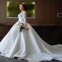 2023 Luxury Crystal Beading Wedding Dress Long Spets ärmar Bollklänning Sexig brudklänningar Sop Train Custom Made Dresses