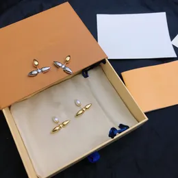 مصمم كلاسيكي عشيق قرط اللؤلؤ للنساء الرجال المصممين الفاخرة رسائل المسامير المجوهرات مع حقيبة المبارزة مربع