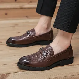 Crocodile l￤der snidade oxford skor pekade t￥ en stigbrun retro lyxig metall sp￤nne m￤n mode formella casual skor aff￤rsskor olika storlek 38-47