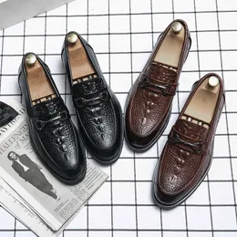 Krokodilleder geschnitzte Oxford-Schuhe spitze Zehenpartie, ein Steigbügel, Retro-Luxus-Metallschnalle, Herrenmode, formelle Freizeitschuhe, Business-Schuhe, große Größe 38–47