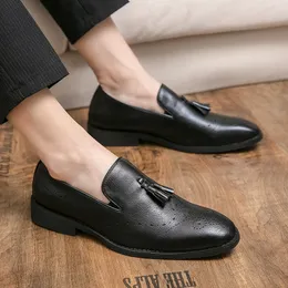 Vegan oxford skor pekade tå tassel snidade stans mäns one fot stigar mode formella casual skor flera storlekar