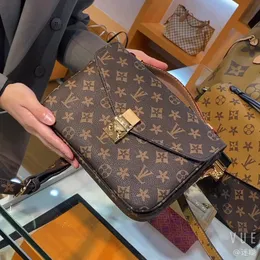 Luxurys tasarımcıları çanta kadın çanta askılı çanta zarif omuz crossbody alışveriş tote cüzdan louise Purse vutton Crossbody viuton