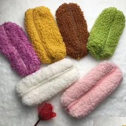 Ołówek ins Ins Korean Wool Veet Pencil Case Małe świeże i urocze uczeń jagnięciny Prosty kreatywna torba do przechowywania artykułów