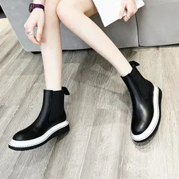 İnek Deri Chelsea Boots Chelsea Elastik Kenarlar Diktik Kontrast Trim Açık Dikiş Marka Şerit Döngüsü Kısa Ünlü Tasarımcı Kadın Boot Her gün çok yönlülük