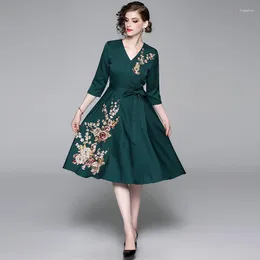 Casual Dresses Autumn Floral Brodery Dress 2022 Elegant V-ringning Lace-Up Office Lady Chinese Style Vestidos Casamento Convidada Elegante