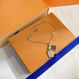 Kalite Titanyum Çelik Bileklik Kadınlar Sevgi Tasarımcı Bilezikleri Gümüş Gül Altın Bangles V Mektup Renk Dar Bilezik Moda Takı Lady Partisi Hediyeler