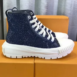 Squad BOOTS These high top tops are famous for their thick light white rubber The outsoles also have obvious tread patterns delicate details Famous brand boot