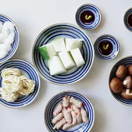 Zestawy naczyń obiadowych wykonane w japońskiej ceramiczne płyty obiadowe Niebieska linia wydrukowana pod szklanymi kreatywnymi produktami trendów 2022 Porcelanowe potrawy i