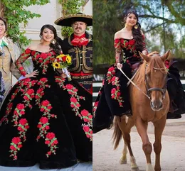 Mexikanische Charro-Quinceanera-Kleider aus schwarzem Samt mit langen Ärmeln und roten Blumenapplikationen, besticktes Off-Shulder-Partykleid für das Sweet 15