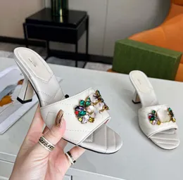 Designer klackar tofflor kvinnor lyxiga sandaler damer gl￤nsande kl￤nning sko ￤kta l￤der sexiga runda t￥r glider metall sandal