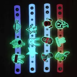 Sko delar tillbeh￶r ny trend gummi anpassade design slumpm￤ssiga armband /festarmband gl￶dande i natt armband f￶r barn g￥va