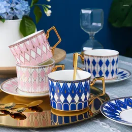 Kupalar Avrupa tarzı kahve fincanı tabağı set kızın kalp lambası lüks İskandinav tarzı ev Çin İngiliz ikindi çayı seramik kupa