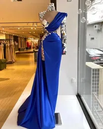 Royal Blue Prom Dresses 아랍어 ASO EBI 고급스러운 비즈 크리스탈 하이 목색 어깨 분할 인어 저녁 공식 파티 가운