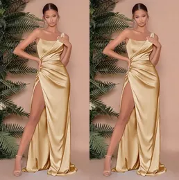 Nowe złote jedno ramię satynowe długie suknie dla druhen 2023 Ruched wysoki podział Sweep Train gość weselny sukienki Maid Of Honor