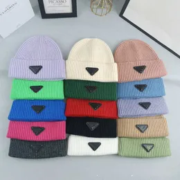 15 renk üçgen logo şapkalar klasik tasarımcı sonbahar kış gençlik bere şapkalar erkek kadın genç sıcak örme şapka kap yün açık polar kafatası kapaklar