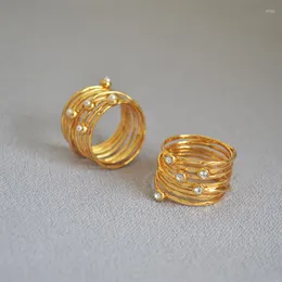 Anelli a grappolo Amaiyllis in oro 18 carati con texture retrò multistrato con perle tempestate di perle e anello con indice manuale per le donne