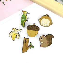 Broşlar karikatür sevimli hayvan maymun sincap ağaçkakan emaye broş meyve ağacı muz pimleri alaşım rozeti tatlı kadın takı hediyesi