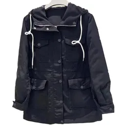 Designer Womens Trench Coats Cintura Curta Slim Fit Hoodie Corded Workwear Protetor Solar Casaco Bordado Emblema Casual Versátil Trench Jacket