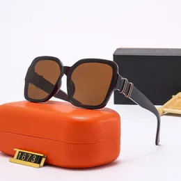 Projektantki okulary przeciwsłoneczne kobiety Mężczyźni Moda Square fajne okulary przeciwsłoneczne luksus h retro unisex klasyczny ulica na zewnątrz szklanki słoneczne kolory wzmacniające nastrój