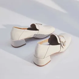 أحذية واحدة من الكعب الأوسط للسيدات 2022 أحذية ليفو الصيفية الكعب الكثيف ترتدي أحذية جلدية صغيرة تنوعية