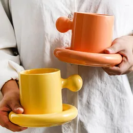 Tazas Breve Taza de cerámica colorida Taza de café Té de la leche Bebidas de oficina Juego de yema creativo Regalo de cumpleaños hecho a medida