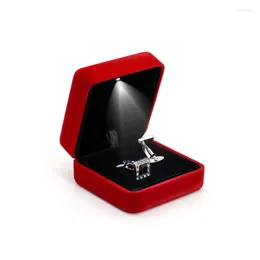 Smyckespåsar Fashionabla LED-upplysta manschettknappar Ring Storage Box Wedding Display Fall för presentförpackningar Små delar Upphämtning