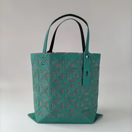 Iessy Myake Designer Bag Tote Bagsハンドバッグショルダーバッグユニセックスクロスボディフロストファッショントップカットアウトデザイントライアングルチェック新しい2022