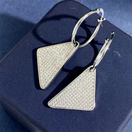 Projektantki kolczyki stadninowe stadniny litery mody metalowe koło odwrócone trójkątne kolczyki dla kobiet pary prezenty modne kolczyki biżuterii