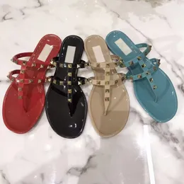 Kapcie seksowne nity Sandały Klasyczne Flip Flip Flops Summer marka buty nie poślizgnięte buty na zewnątrz płaskie obcasy basenowe buty wodoodporne buty łazienkowe