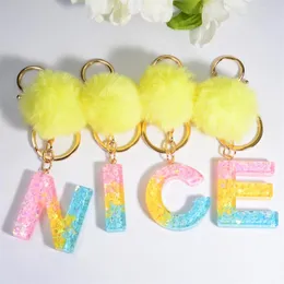 Chaves de letra de gradiente de cor Charms Keychain com bola de pêlo amarelo para mulheres ornamentos de bolsa A-Z Resina Pingente de chaveiro