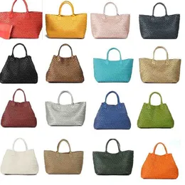 Axelväskor lyxdesigner Knitade kvinnor handväskor och plånböcker överdimensionerade 52 cm shoppare lädervävd tygkvinna casual 221115