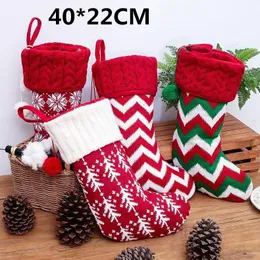 Gestrickte Weihnachtsdekorationen Strumpf Weihnachtsbaum Ornament rot und weiß Santa Candy Geschenktüte gestrickte Socken Prop Party Anhänger Großhandel EE