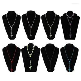 Anhänger Halsketten 8 Farben Nachtleuchtende Kreuz Halskette Katholizismus Gebet Religiöser Schmuck für Familienälteste Überraschungsgeschenk
