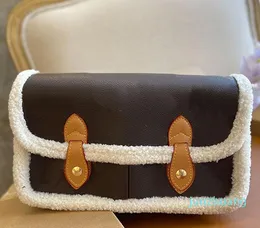 2022 Vinterlammsull crossbody väska kvinnor axel messenger väskor gamla blommor bokstäver knäpp fäster läder rem interiör zip pocket lady plånböcker 22 cm