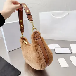 Bolsos de noche Bolso de hombro de felpa Remache Moda Axila Media luna Bolsos de mujer suaves Axilas cálidas Cena Embrague Monedero Lana de cordero Cuero de vellosidad