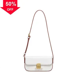 Designerväskor 2024 Nya triumfala archklubbväska armhålstrukturbönor Curd Small Square Single Shoulder Cross Carry On Womens Factory Direct Sale Evening Clutches