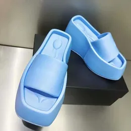 Sapatos casuais 2022 Novo Muffin de seda de lazer de ver￣o com sola grossa e sand￡lias de plataforma elevada para mulheres