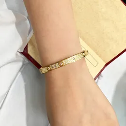 2022 Novos homens de moda, mulheres adoram pulseiras para parafusos com pulseira de ouro rosa prata de diamante CZ Full com pulseira de fenda para amantes jóias de aço de titânio