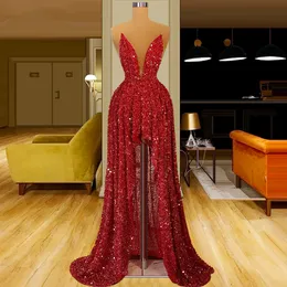 Erstaunliche rote High-Lo-Abschlussballkleider, tiefer V-Ausschnitt, Pailletten-Partykleider, ärmelloses, perlenbesetztes Abendkleid nach Maß