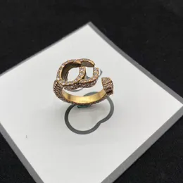 2022 Novas mulheres retrô tocam com pedras laterais Stones Street Designer de jóias Rings femininas para festas Luxuris Acessórios de abertura D2210204F