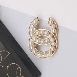 Designer de luxo 18K Gold Plated Plated Imitation Broches Pearl Broches Fashion Womens Brand Letter Broroche Sweater Sweater Trought Pin Roupas Jóias Acessórios