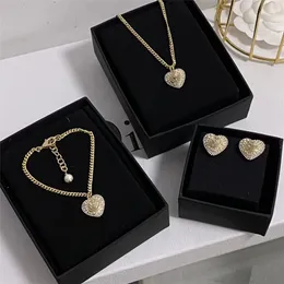 Lüks Tasarımcı Bilezik Kolye Küpe Seti Sterling Gold Pearl Semelleştirilmiş Pırlanta Kalp Bileklik Şekli Orijinal Moda Klasik Kadın Mücevher Hediyesi Kutu