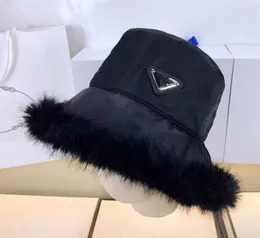 Chapeau de pêcheur de luxe avec marque triangulaire inversée, couture de plumes, ombre chaude d'hiver, version coréenne de la mode, chapeaux de bassin de voyage, tendance féminine